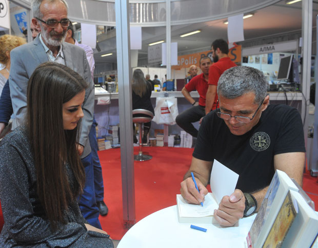 Издања „Новости“ на Сајму: Читаоце опчинио путник са Свете горе